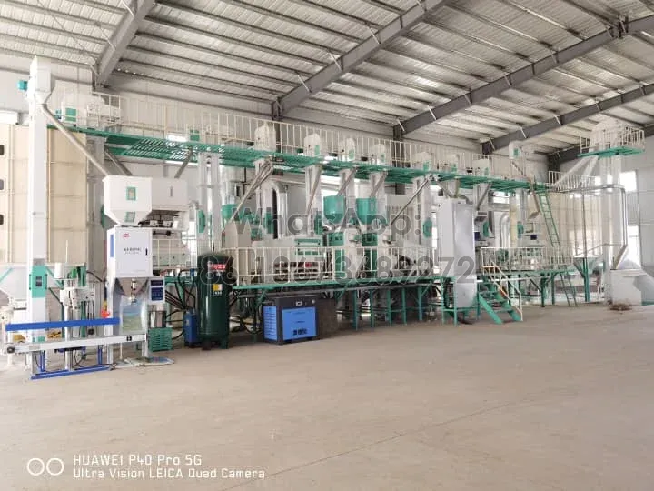 Maquinaria completa de la planta de molienda de arroz en la fábrica de molino de arroz.