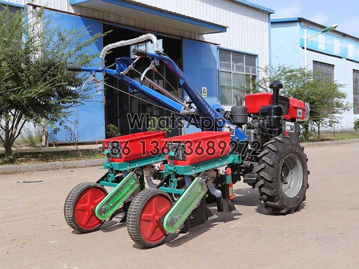Tractor de 2 ruedas con sembradora de maíz.