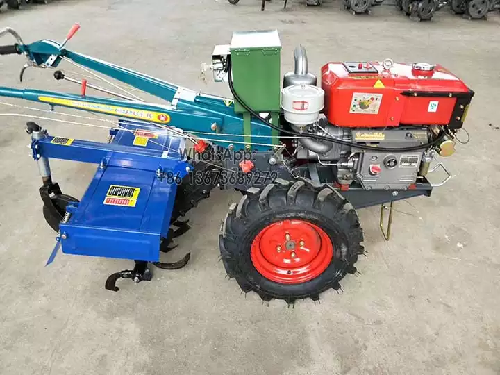 Traktor berjalan di belakang