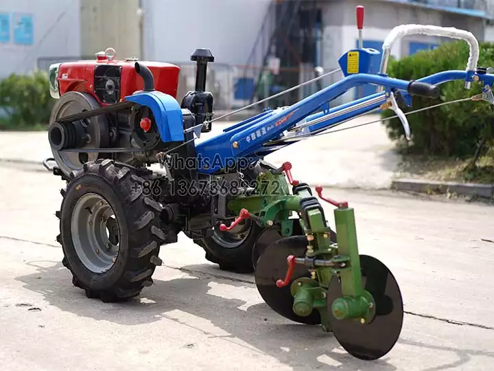 Simplicité à marcher derrière un tracteur