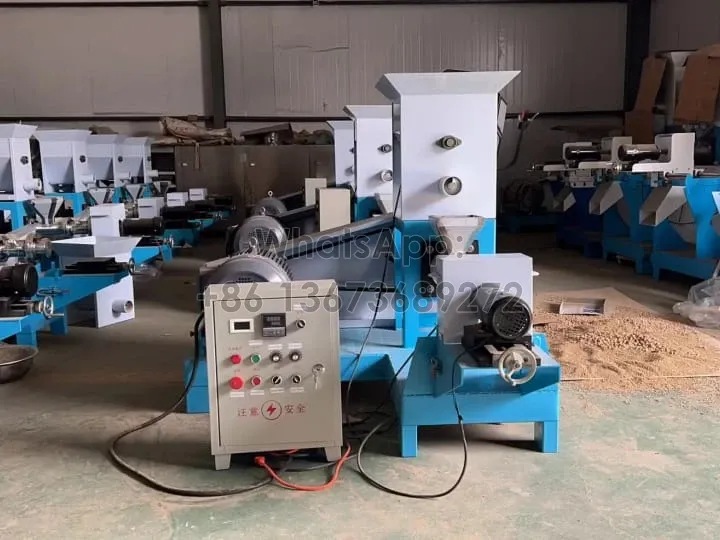 Fish feed pelleting machine