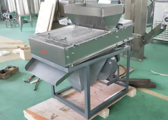 Peanut peeling machine