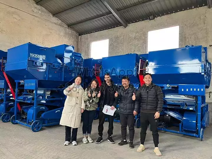 Visite d'une usine de machines à arachides au Malawi