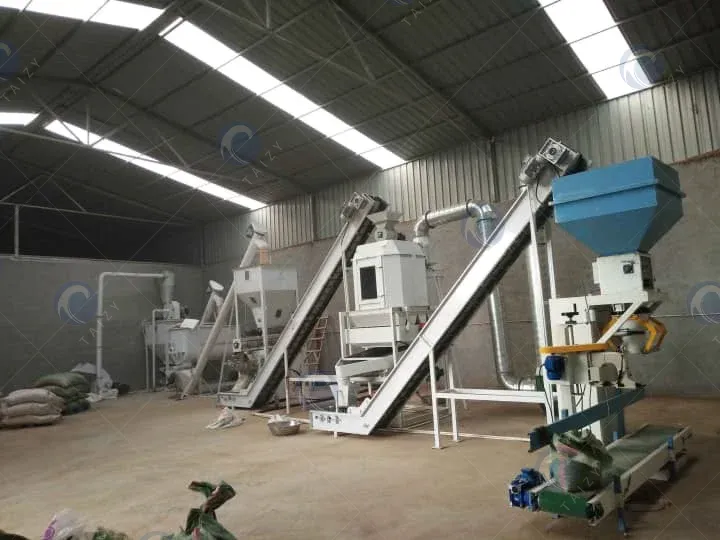 Línea de producción de pellets de pienso en la fábrica.