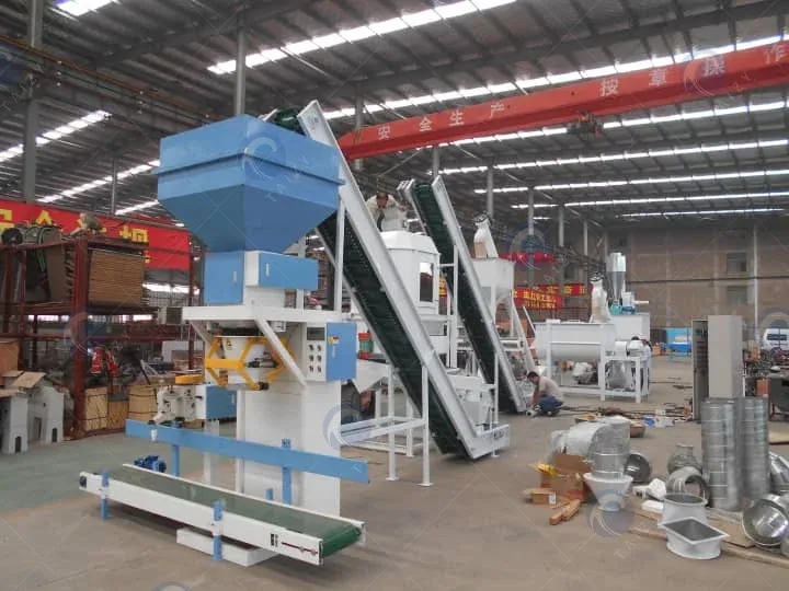 Packaging machine in the animal feed pellet production line