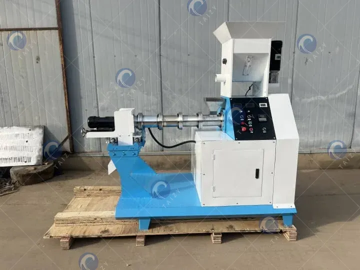 máquina de fabricación de pellets de alimentación de pescado recién hecha