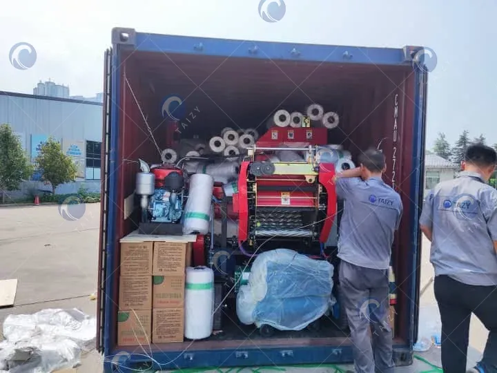 Fixierung der Silagepress- und Wickelmaschine im Container