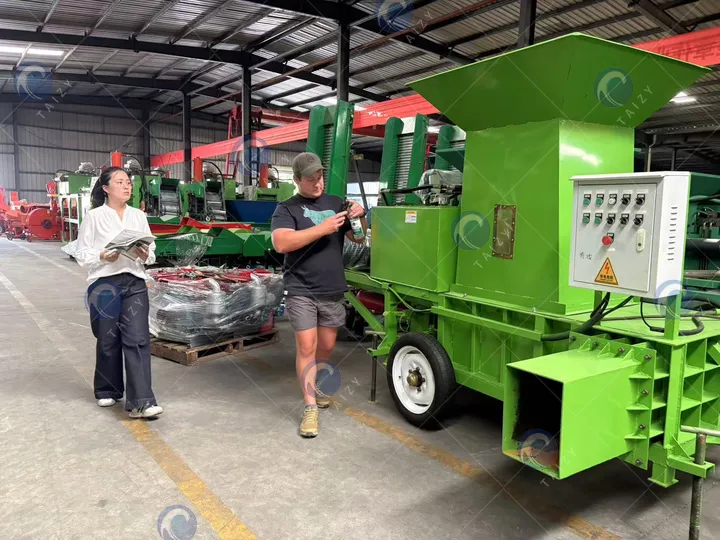 máquina hidráulica de empacado de ensilaje en la fábrica