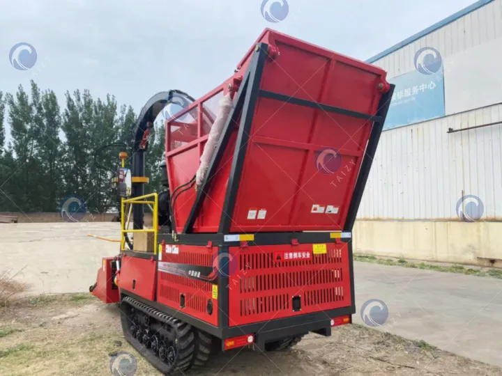 crawler-type corn silage forage harvesting machine