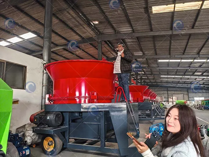 Khách hàng thăm quan máy nghiền bao cỏ