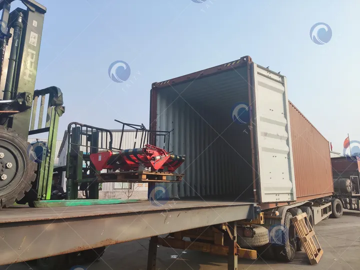 kar voor het laden van silage balenpers