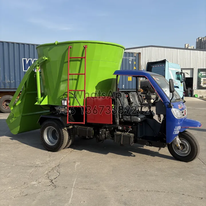 TMR silage feed mixer and spreader