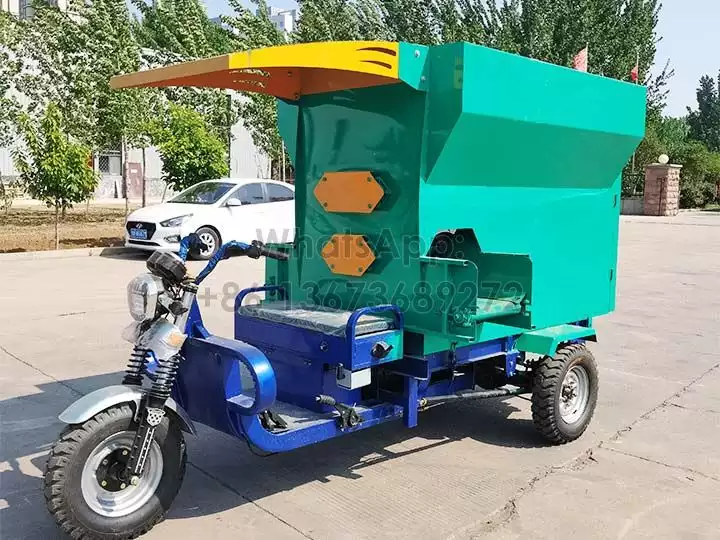 small capacity silage feed spreading car